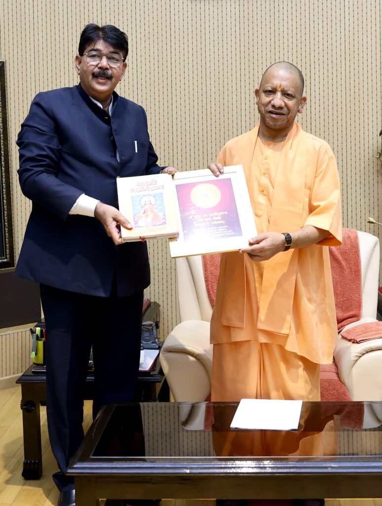 राज्य सूचना आयुक्त राजेंद्र सिंह की CM योगी से खास मुलाकात… कलम, कर्म और गायत्री साधना, अमर उजाला मेरठ के संपादक रहते बने राज्य सूचना आयुक्त