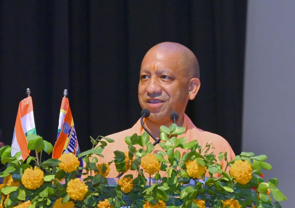समाज को जातियों में बांटने वालों से रहें सावधान, बूथ पर रहें तैयार: योगी आदित्यनाथ